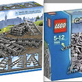 Tikrasis &bdquo;Lego&ldquo; rinkinys, pažymėtas numeriu 7895, ir kompiuteriu pakeista jo dėžutės nuotrauka