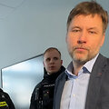 Į Alytaus gimnaziją atvykusi policija ai&scaron;kinosi su profsąjungos pirmininku Andriumi Navicku