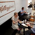 &bdquo;Kellogg&ldquo; atidarė pirmąją sausų pusryčių kavinę Niujorke