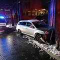 Kaune girtos vairuotojos &bdquo;Toyota&ldquo; trenkėsi į medį ir apgadino tvorą