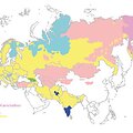 Eurazijos žemėlapis, kuriame skitingomis spalvomis pavaizduotos dabartinių kalbų &scaron;eimos