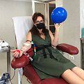 Klubo &bdquo;Diabeto IQ&ldquo; vadovė I. Juotkienė skelbia iššūkį ir mušinėja balioną kiek neįprastoje veikloje. Asmeninio archyvo nuotr.