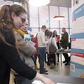 Studentai prie VSF stendo