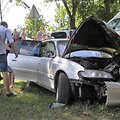 Nuo kelio nuvažiavo &bdquo;Opel Omega&ldquo; ir skaudžiai rėžėsi į medį