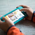 Žaidimus galima įsigyti dvejopai: specialiose kortelėse ar parsisiųsti i&scaron; interneto parduotuvės. Pastaruoju atveju tikrai reikės papildomos SD atminties kortelės, nes 32 GB vidinė atmintis labai greit užsipildys. 