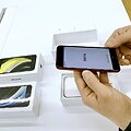 Naujausio &bdquo;iPhone SE&ldquo; ekranas &ndash; &scaron;iems laikams neįprastai mažas, bet kai kuriems žmonėms būtent tokio nedidelio telefono ir reikia