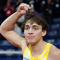 Armandas Duplantis įevikė 6,20 m auk&scaron;tį.