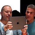 Jony Ive (kairėje)