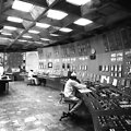 Černobylio AE branduolinio reaktoriaus valdymo skyrius prie&scaron; sprogimą. Salės centre &ndash; pamainos vadovo darbo stalas, operatoriai sėdi prie valdymo pultų. 1985 m. lapkritis. 