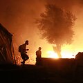 Tūkstančiai migrantų pabėgo i&scaron; Graikijos Lesbo saloje esančios ir dėl COVID-19 uždarytos stovyklos, kurią nusiaubė gaisrai, trečiadienį prane&scaron;ė pareigūnai.