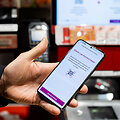 Galine telefono kamera greitai ir patogiai nuskenuosite produktų brūkšninius kodus, o jeigu produktai sveriami &ndash; lipduką su brūkšniniu kod