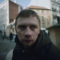 V.Novopolskis filme vaidina į emigracijos pinkles pakliuvusį Olegą.