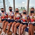 Giedrė Rakauskaitė (de&scaron;inėje) su komandos draugais