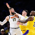 Jonas Valančiūnas prie&scaron; Jake'o LaRavios ir LeBrono Jameso gynybą