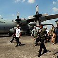 Filipinų prezidentas Ferdinandas Marcosas jaunesnysis apžiūri JAV vyriausybės dovanotą lėktuv
