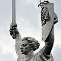 Kyjive nuo paminklo &bdquo;Tėvynė&ldquo; pradėtas demontuoti sovietinis herbas