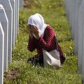 Moteris meldžiasi prie artimojo kapo Srebrenicos masakre. / Dado Ruvic / REUTERS