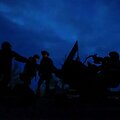 Ukrainos kariai prie fronto valdo prie&scaron;lėktuvinę artileriją Bakhmute. / RFE/RL/Serhii Nuzhnenko / REUTERS