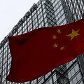 PWC biuro pastatas stovi už Kinijos vėliavos Pekine. / Kim Kyung Hoon / REUTERS