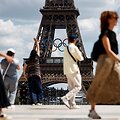Paryžiuje ant Eiffelio bok&scaron;to pakabinti olimpiniai žiedai / Benoit Tessier / REUTERS