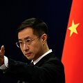 Kinijos Užsienio reikalų ministerijos atstovas gestikuliuoja Pekino spaudos konferencijoje. / Tingshu Wang / REUTERS
