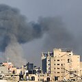 Dūmai kyla per Izraelio oro ataką Gazos mieste. / Dawoud Abu Alkas / REUTERS