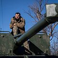 Ukrainietis kareivis sėdi ant savaiminio haubico Bakhmute. / Inna Varenytsia / REUTERS