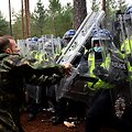 &Scaron;ventėtojai susiduria su riau&scaron;ių policija Thetford mi&scaron;ke. / TOBY MELVILLE / REUTERS