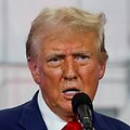 Respublikonų prezidento kandidatas Trumpas lankosi Livingston &scaron;erifo biure / Rebecca Cook / REUTERS