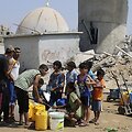 Palestiniečių vaikai renka vandenį per penkių dienų paliaubas Gazos juostoje. / Ibraheem Abu Mustafa / REUTERS