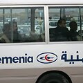 Jemeno valstybinės avialinijos Yemenia Air darbuotojai sėdi autobuse. / Khaled Abdullah Ali Al Mahdi / REUTERS