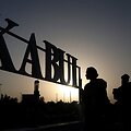 Talibano kariai stovi prie Kabulo tarptautinio oro uosto ženklo. / WANA NEWS AGENCY / via REUTERS