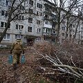 Policininkas Krasnohorivkoje ne&scaron;a vandenį vietos gyventojams. / Anna Kudriavtseva / REUTERS