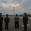 &Scaron;iaurės Korėjos lyderis Kim Jong-un stebi naujo taktinio balistinio raketo bandomąjį paleidimą. / KCNA / via REUTERS