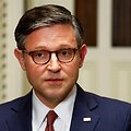 Namų Prane&scaron;ėjas Mike Johnson kalba Va&scaron;ingtone. / Piroschka Van De Wouw / REUTERS