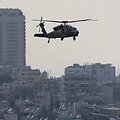 Sraigtasparnis su pacientu skrenda į Tel Avivo ligoninę. / Hannah McKay / REUTERS