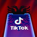 &bdquo;TikTok&ldquo; Albanijos vėliavos fone / Andre M. Chang / ZUMAPRESS.com