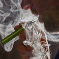 Žmogus rūko vienkartinę elektroninę cigaretę / Geert Vanden Wijngaert / AP