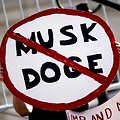 Protesto Los Andžele metu i&scaron;keltas ženklas / Etienne Laurent / AP