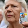 Žmonės meldžiasi už popiežiaus pasveikimą / LUIS ROBAYO / AFP