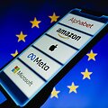JAV įmonių logotipai telefono ekrane / Andre M. Chang / ZUMAPRESS.com