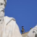 Vatikano ugniagesiai įrengia kaminą ant Siksto koplyčios stogo / Gregorio Borgia / AP