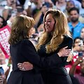 Kamala Harris ir Beyonce  / Trish Badger/IS/MPI/Capital Pict / TB/IS/MPI/Capital Pictures
