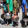 Palestiniečiai renkasi sulaukti maisto / EYAD BABA / AFP