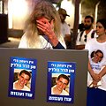 Plakatai su Hadaro Goldino nuotraukomis  / MENAHEM KAHANA / AFP