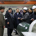 Kim Jong Unas povandeninių laivų gamykloje / STR / AFP