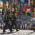 Pareigūnai prie karo aukų memorialo Kyjive / Gleb Garanich / REUTERS