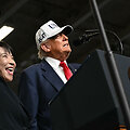 S. Takaichi ir D. Trumpas / ANDREW CABALLERO-REYNOLDS / AFP