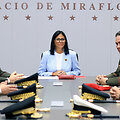 Delcy Rodriguez su Venesuelos kariuomenės atstovais / HANDOUT / AFP
