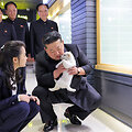 Kim Jong Unas su augintiniais / STR / AFP